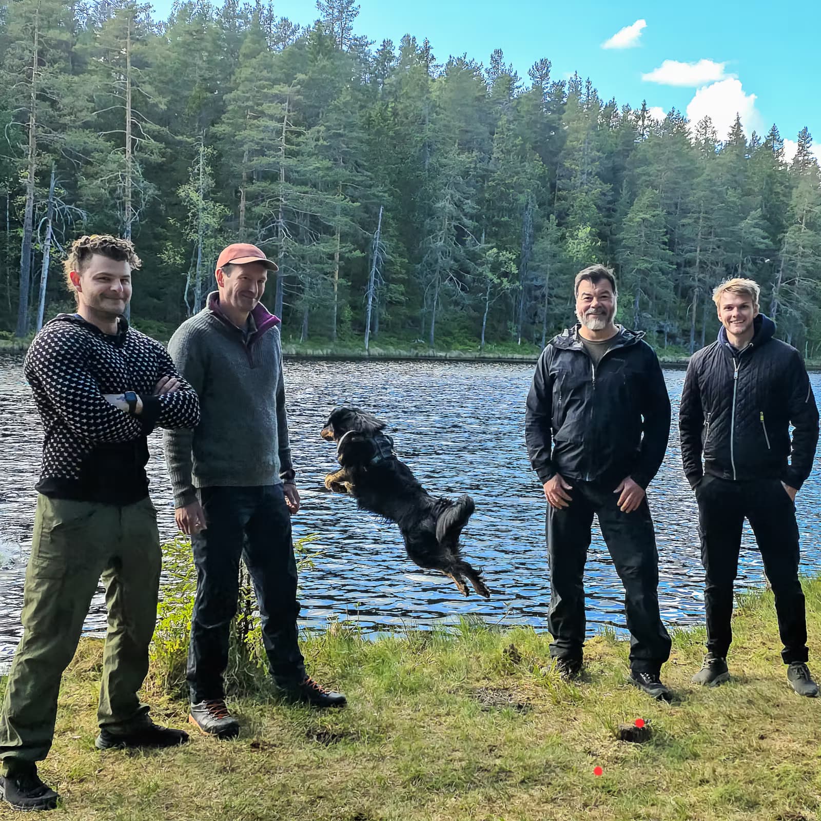 Mattis Thørud og Jan Monsen ved vannet under opptak for Ville Gleder