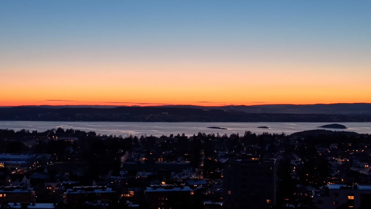 Filmcrew på opptak utendørs